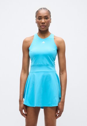 Hellblaues Sportkleid aus glattem, elastischem Stoff mit Racerback-Design, ausgestelltem Rock und einem gestickten Logo auf der Brust.