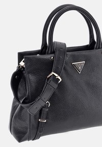 Bolso de mano de cuero negro texturizado con dos asas y correa ajustable. Presenta un acento de logo triangular y detalles en dorado.