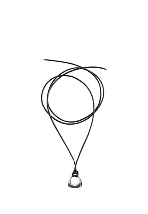 Sort læderkords halskæde med et sølvfarvet trekantet hul vedhæng og en knude, der holder vedhænget fast.