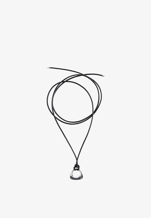 Czarny naszyjnik z paskiem ze skóry z srebrnym trójkątnym pustym wisiorkiem i węzłem zabezpieczającym wisiorek.