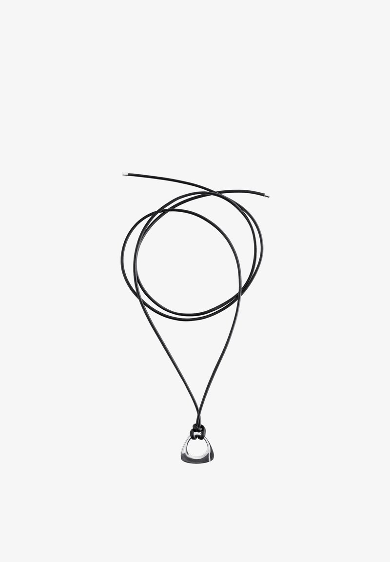 Collier en cuir noir avec un pendentif triangulaire creux en argent et un nœud retenant le pendentif.