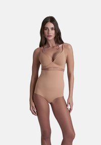 Set di lingerie color nude composto da un reggiseno a V con spalline regolabili e un culotte a vita alta, realizzato in tessuto morbido e elasticizzato.