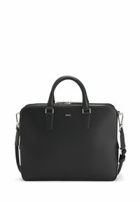 Malette en cuir noir avec texture lisse, deux poignées, accents en métal argenté et bandoulière réglable. Logo sur le devant.