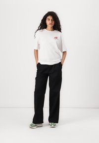 New Balance SPECTATOR UNISEX - T-shirt imprimé - white