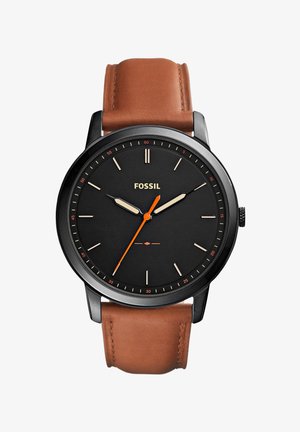 Montre ronde noire avec un cadran noir, des index dorés et des aiguilles orange. Dotée d'un bracelet en cuir brun et d'un logo Fossil sur le cadran.