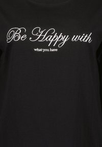 Schwarzes Baumwoll-T-Shirt mit weißem besticktem Text: "Sei glücklich mit dem, was du hast." Klassischer Rundhalsausschnitt, weiche Textur, lockere Passform.