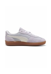 Lyse lilla sneakers med tekstureret ruskind og mesh-overdel, hvide detaljer og en gummigummi ydersål. Har snørebåndsdesign.