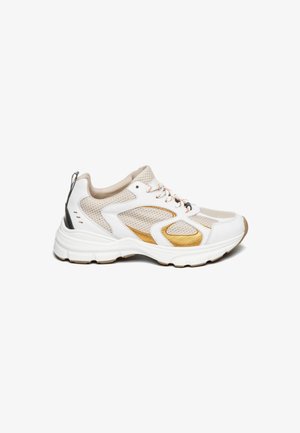 Witte sneaker met mesh overlays, gouden accenten en beige details. Beschikt over een chunky zool en contrasterende veters voor ondersteuning en stijl.