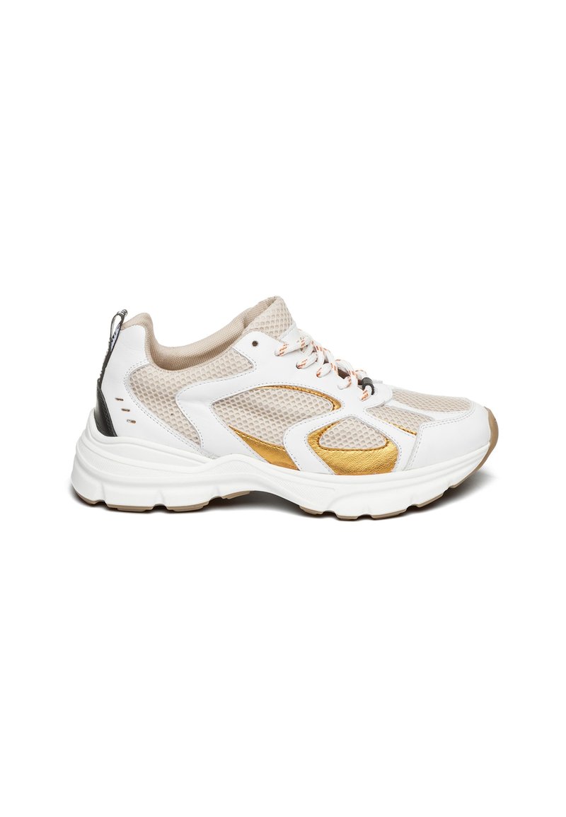 Zapatilla blanca con superposiciones de malla, acentos dorados y detalles en beige. Presenta una suela gruesa y cordones en contraste para soporte y estilo.