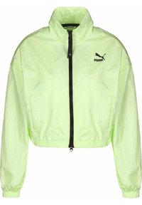 Zkrátená bunda v neonovej zelenej farbe, vyrobená z ľahkého materiálu. Má vysoký golier, predné zipsové zapínanie a čierne logo Puma na hrudi.