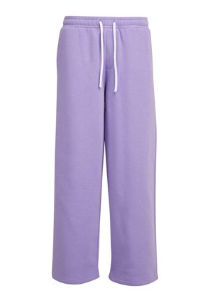 Világos lila melegítőnadrág, puha anyagból készült, rugalmas derékrésszel, fehér zsinórral és széles lábakkal.