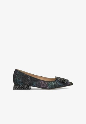 Ballerines à bout pointu en imprimé reptile multicolor avec un nœud texturé noir et un talon épais noir comportant des détails complexes.