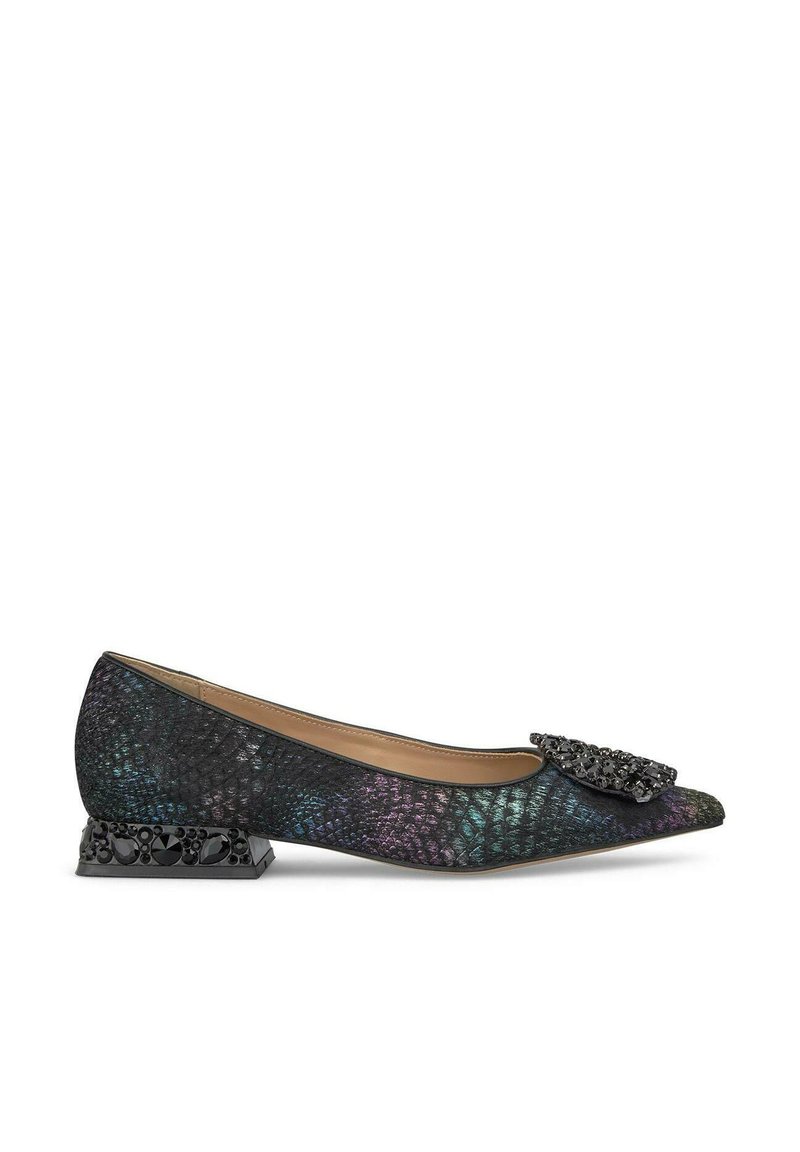 Gesloten puntige ballerina in multicolor reptielenprint, met een gestructureerde zwarte strik en een chunky zwarte hak met ingewikkelde details.