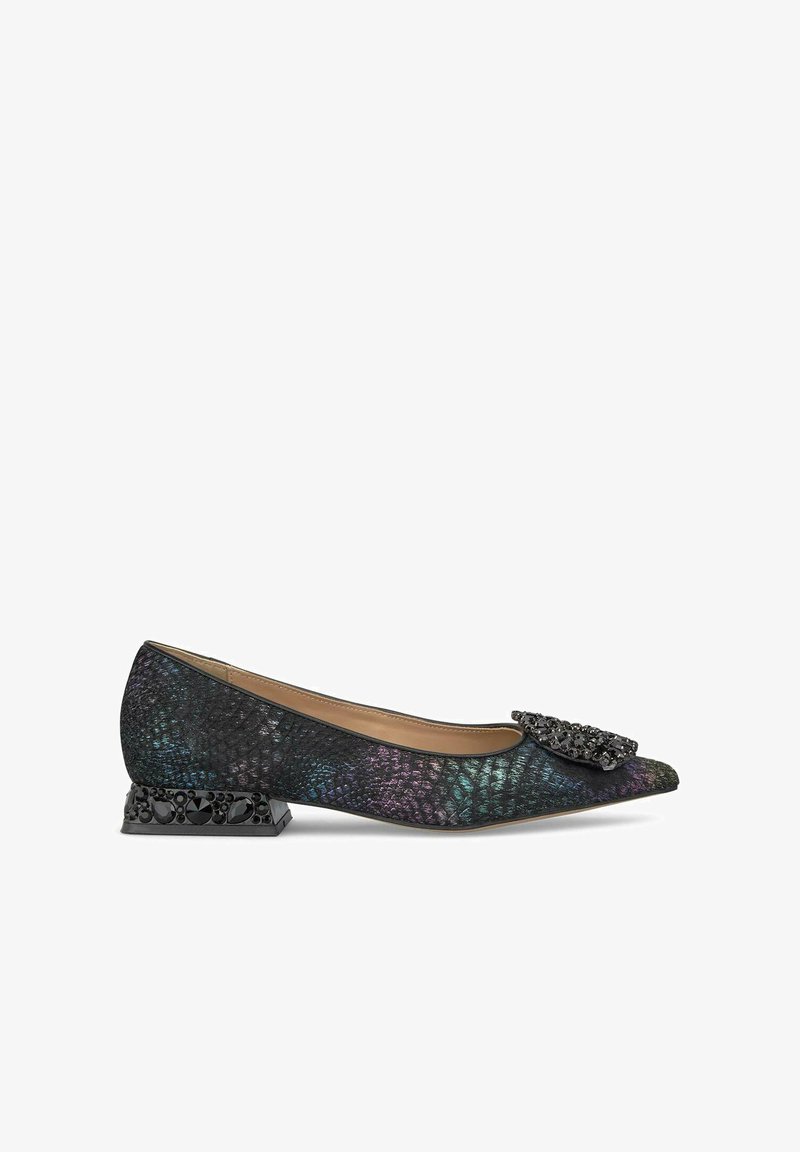 Spitz zulaufende Ballettschuhe in mehrfarbigem Reptilienmuster mit einer strukturierten schwarzen Schleife und einem klobigen schwarzen Absatz mit filigranen Details.