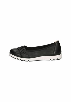 Zapato plano de cuero negro con diseño plisado en la puntera, parte superior texturizada y suela de goma blanca con un patrón antideslizante.