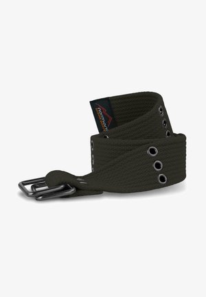 Grüner Stoffgürtel mit einem strukturierten Muster, silberner Metallschnalle und mehreren Ösen zur Anpassung; Markenetikett nahe der Oberseite.