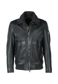 Zwarte lederen jas met geribbelde kraag, manchetten en zoom, twee voorspatzakken met klep en een ritssluitingzak op de linker mouw.