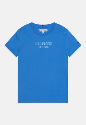 Niebieski bawełniany T-shirt z okrągłym dekoltem, krótkimi rękawami i białym napisem "HILFIGER NEW YORK" na przodzie, z logo na rękawie.