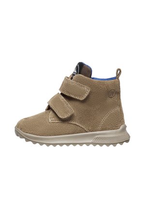 Scarpe high-top in suede marrone con cinturini in velcro, superficie texturizzata, suola in gomma leggera e fodera blu. Punta arrotondata e supporto per la caviglia.