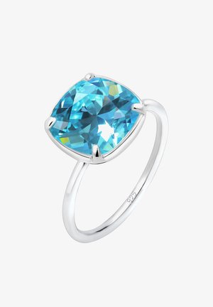 Zilveren ring met een grote, kussenvormige aqua blauwe edelsteen, voorzien van vier klauwen en een gladde band. Gemerkt 925 voor sterling zilver.