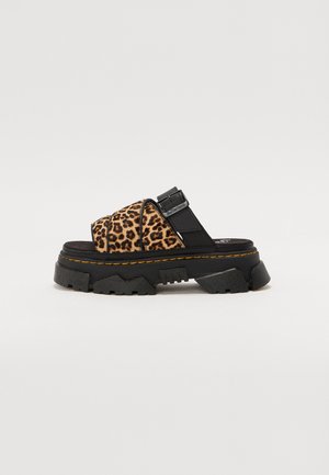 Tyk sort sål sandalen med brede leopardmønstrede remme og en justerbar sort spænde-rem på en hvid baggrund.