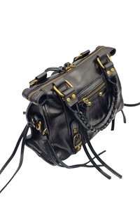Sac à main en cuir noir avec quincaillerie dorée, une poignée tressée, des compartiments zippés et des franges sur les côtés. Design compact avec une finition texturée.