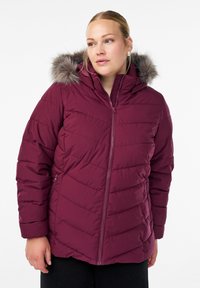 Bordový puffa kabát s kapucňou lemovanou kožušinou, so zipsom a detailmi horizontálneho prešívania, obsahujúci bočné vrecká a voľný strih.