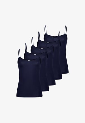Cinq camisoles bleu marine à fines bretelles disposées en rangée décalée sur un fond blanc.