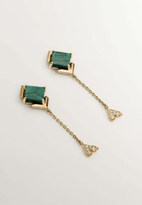 Pendientes en tono dorado con piedras de malaquita cuadradas, unidas por cadenas con puntas acentuadas en cristal en forma de triángulo.