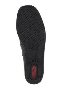 Semelle de chaussure en cuir marron avec une semelle extérieure en caoutchouc noir texturé présentant un motif en grille ; inclut une étiquette logo rouge et des marquages de taille.