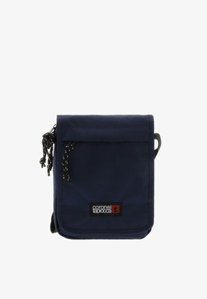 Bolso cruzado azul marino hecho de tejido duradero, con una solapa plegable, detalles de cordón y un parche de logo en la parte frontal.