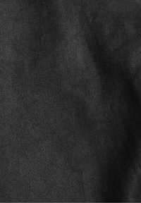 Tissu noir tissé avec une texture fine, présentant une légère brillance. La surface est lisse avec de légères variations de ton.