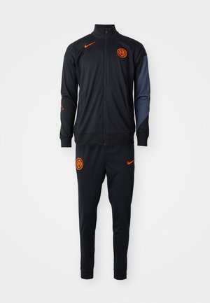Trening negru Nike cu accente portocalii, prevăzut cu jachetă cu fermoar, mâneci lungi și pantaloni asortați, fabricat dintr-un material neted și elastic.