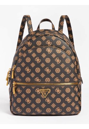 Ciemnobrązowy plecak Guess z beżowym wzorem monogramu, złotym zamkiem błyskawicznym i trójkątnym logo na przedniej kieszeni, wyposażony w regulowane paski i górny uchwyt.