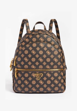 Ciemnobrązowy plecak Guess z beżowym wzorem monogramu, złotym zamkiem błyskawicznym i trójkątnym logo na przedniej kieszeni, wyposażony w regulowane paski i górny uchwyt.