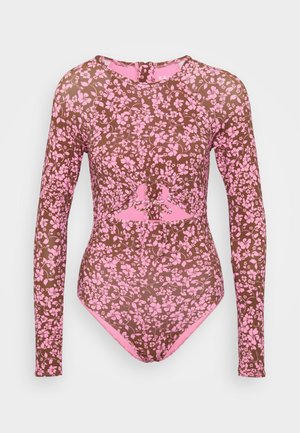 Body z dolgimi rokavi, izdelan iz rjave prosojne tkanine s rožnatimi cvetličnimi vzorci, rožnata okrasna poteza okoli izreza ter izrezan podrobnost.