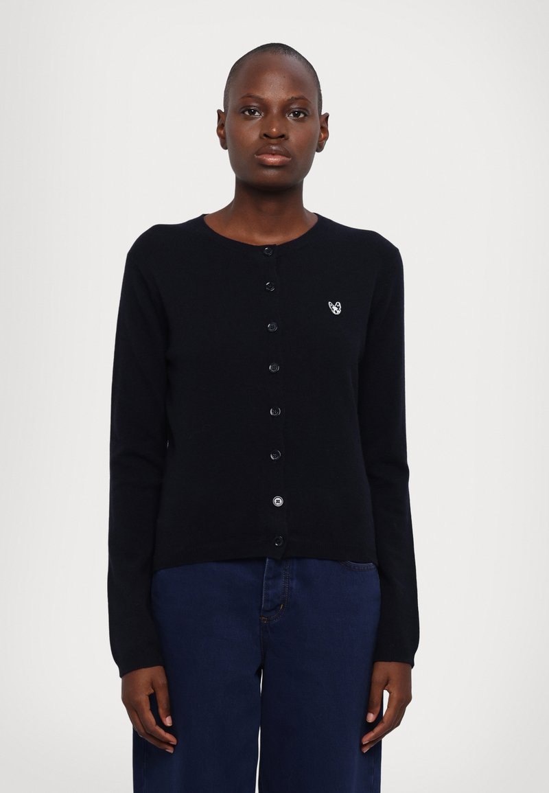 Svart cardigan i mykt stoff med lange ermer, rund hals og knappelukking foran; liten brodert logo på venstre bryst.