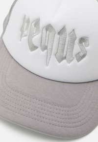 Hvit og grå caps med brodert tekst i sølv. Har mesh bakside og bøyd visir, som viser en teksturert stofffinish.