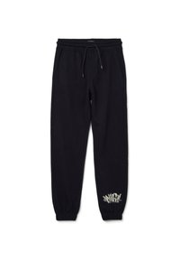 Schwarze Sweatpants mit elastischem Bund und Bündchen, Seitentaschen, Kordelzug und weißem Graffiti-Stil Druck nahe dem linken Knöchel.