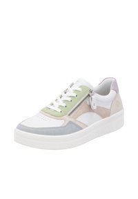 Baskets blanches avec des accents gris, verts et beiges. Elles présentent un bout perforé, des panneaux texturés et une fermeture éclair sur le côté. Semelle en caoutchouc.