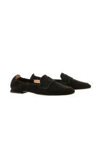 Paire de mocassins en suède noir sans lacets avec petits talons et bout arrondi, présentée sur fond blanc.