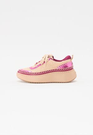 Sneaker con una parte superiore intrecciata beige, dettagli in rosa e una suola spessa beige. Presenta cuciture decorative e lacci per una vestibilità sicura.