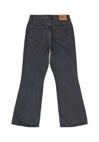 Ciemnoszare dżinsy z prostymi nogawkami, tylnymi kieszeniami, szlufkami na pasek oraz brązową skórzaną naszywką na pasie.