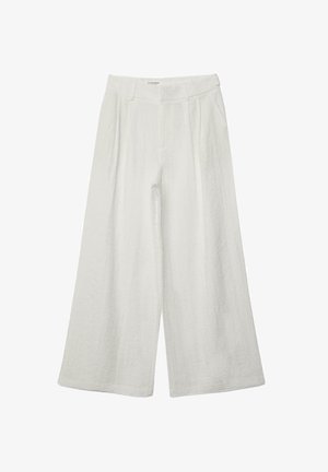 Leveälahkeiset valkoiset pellavahousut, joissa korkea vyötärö, etummaiset laskokset ja vyönlenkit yksivärisellä taustalla.