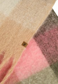 Szalik z wełny z dodatkiem włókien syntetycznych, o miękkiej teksturze, z łatką w odcieniach beżu, różu, szarości i ciemnego różu. Zawiera małą metkę z logo.