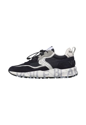 Schwarzer und grauer Sneaker mit weißer Sohle, auffälligem Text, Mesh- und Wildlederpaneelen und schwarzen elastischen Schnürsenkeln ohne Bindeband.