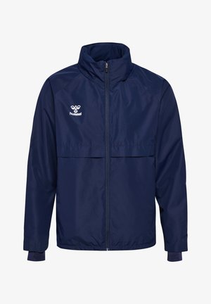 Giacca a vento blu navy realizzata in tessuto leggero, con colletto rialzato, chiusura con zip frontale e logo sul petto.