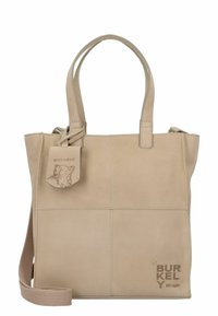 Bolso tote de cuero beige con paneles cuadrados, dos asas, una correa desmontable y una etiqueta con un diseño de leopardo y el logo de la marca.