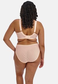 Lichtroze lingerieset bestaande uit een bh met verstelbare bandjes en een haak- en oogsluiting, gecombineerd met bijpassende doorschijnende hoge taille slipjes.