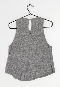 Haut sans manches gris avec un ourlet légèrement évasé, une ouverture en forme de clé à l'arrière, et un tissu doux et texturé. Comprend une anse à l'arrière.
